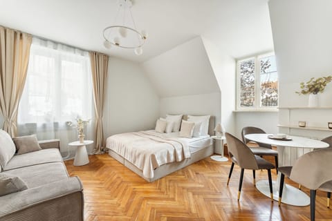 Comfort Studio Suite, 1 Double Bed with Sofa bed, Bathtub | Living area | Flat-screen TV