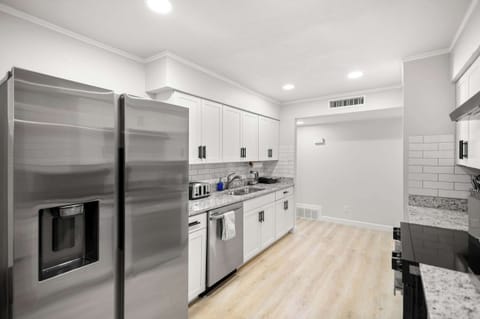 Fully equipped for all your cooking needs, you’ll find everything you need here in this galley-style kitchen to channel your inner chef and whip up a tasty home-cooked meal! 