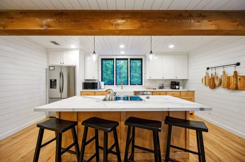 Chef’s playground unlocked! Whip up gourmet meals, midnight snacks, or just admire how effortlessly stylish your cooking space can be. Bonus: no judging if cereal counts as dinner.