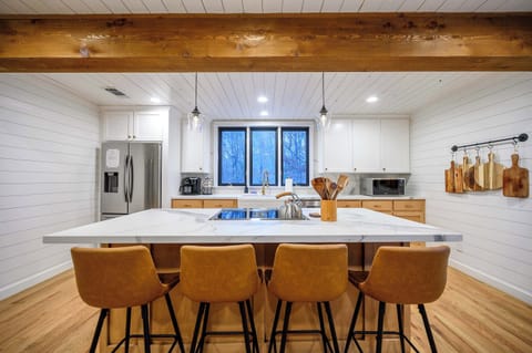 Chef’s playground unlocked! Whip up gourmet meals, midnight snacks, or just admire how effortlessly stylish your cooking space can be. Bonus: no judging if cereal counts as dinner.