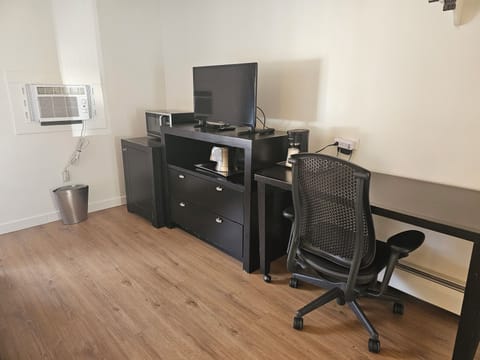 Room, 1 Queen Bed | Desk, free WiFi, bed sheets