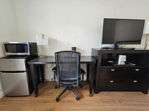 Room, 1 Queen Bed | Desk, free WiFi, bed sheets