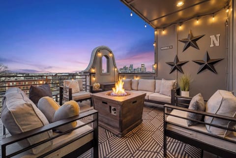 Rooftop Deck with Fire-pit, Smart TV and Views of Nashville