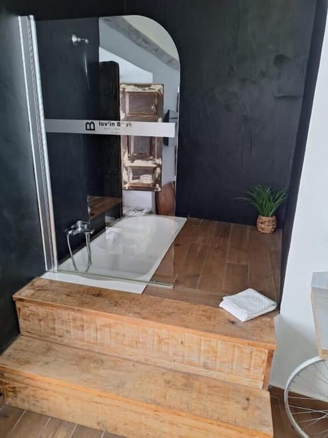 Superior Double Room, City View | Bathroom | Hair dryer, towels, soap, shampoo