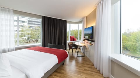 Hypo-allergenic bedding available, in-room safe, desk, blackout drapes