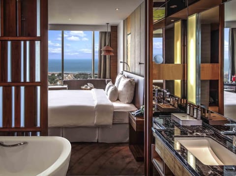 Executive Room, 1 King Bed, Club Lounge Access | 1 bedroom, premium bedding, minibar, in-room safe