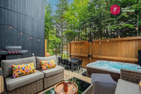"Chalet super confortable avec tout le nécessaire, superbe emplacement dans un domaine avec piscine et salle de jeux communautaire, les enfants on adorés!!! Un gros merci à Notre hôte Yannick qui fut super proactif" Alex (Longueuil)