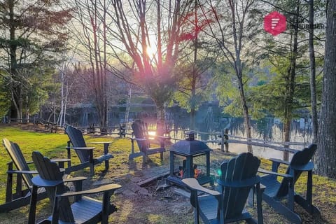 Un rassembleur foyer au bois extérieur : N'oubliez pas d'apporter votre bois et tout ce qu'il faut pour l'allumage. N'est-ce pas un beau coucher de Soleil :0