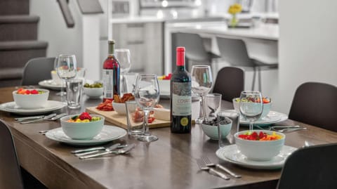 "Nous avons été enchantés par notre séjour! Le service a été impeccable du début jusqu'à la fin. Si vous cherchez un endroit près de toutes les commodités (boutiques, café, restaurant, autoroute, nature, etc.), je vous recommande!" Christine (Lévis)