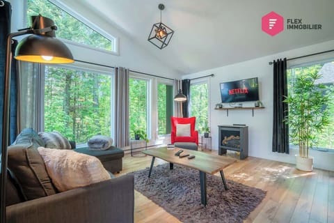 "Notre séjour était magnifique, le chalet était extrêmement propre, la vue a partir du salon était extraordinaire. Je recommande ce chalet à tout les amants de la nature" David (Saint-Lambert)