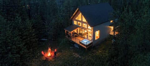 "Beautiful lodge in the woods with tasteful furnishings and very comfortable beds. So nice to relax in the hot tub and having a nearby pool was a bonus. We had a nice few days relaxing and exploring the area." Tina (Sunnyvale, California)