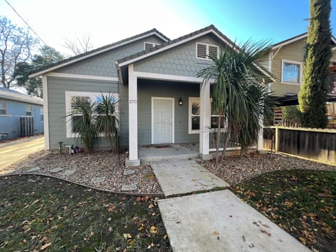 Welcoming & cozy home awaits you in North Oak Park