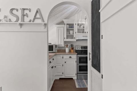 Cozy fully equipped kitchen