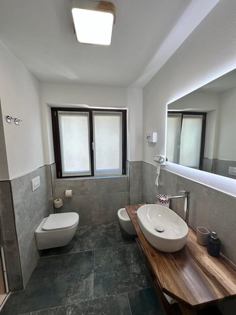 Junior Suite | Bathroom | Shower, rainfall showerhead, hair dryer, bathrobes