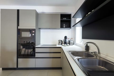 Apartment, City View | Private kitchen