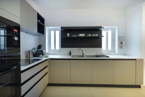 Apartment, City View | Private kitchen