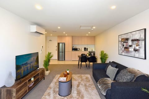 402 176 Manchester St (2) - Edited