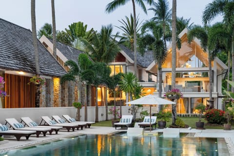 ultra luxury beachfront paradise : 18m infinity pool , private chef, jet skis