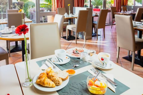 Daily buffet breakfast (EUR 13.50 per person)