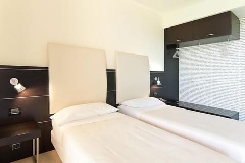 Comfort Twin Room, Balcony, Park View | In-room safe, free WiFi