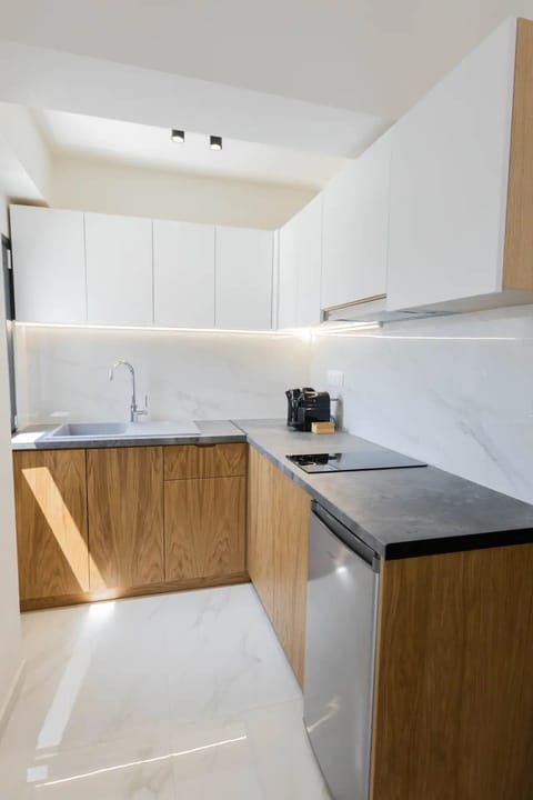 Suite | Private kitchen | Mini-fridge, stovetop, cookware/dishes/utensils