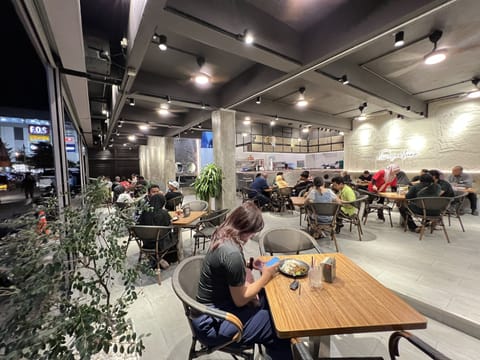 3 restaurants; lunch and dinner served