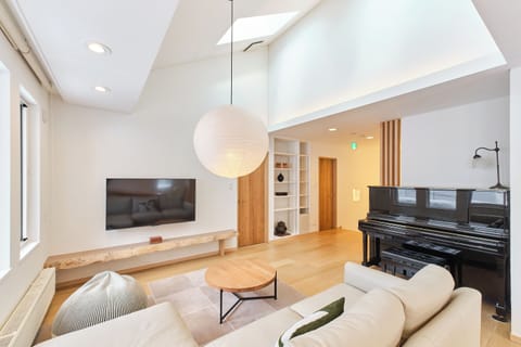Comfort Villa, 4 Bedrooms, Non Smoking, City View | Living area