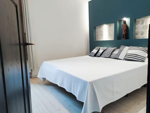 Schlafzimmer / Bedroom 1: Bequemes Dopellbett / comfy double bed (180 cm x 200 cm)