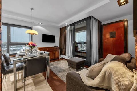 Bright Open-Plan Living Room with Dining Area – Comfortable Sofa, Smart TV & Fully Equipped Kitchen for Relaxing Evenings | Book Now with RENTUJEMY.COM