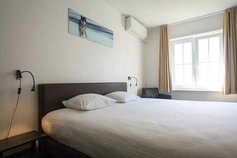 Double Room | Desk, iron/ironing board, free cribs/infant beds, rollaway beds