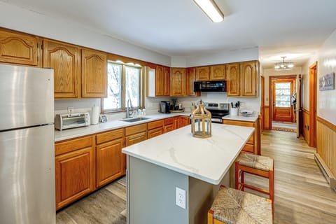 Lincoln Vacation Rental | 2BR | 1BA | 1,100 Sq Ft | 2 Steps for Access