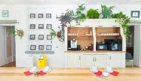 2 bars/lounges, tapas bar, cocktail bar