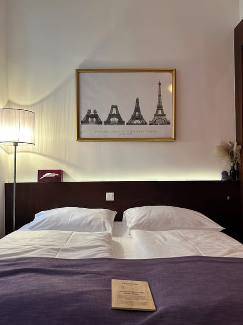 Double Room | Hypo-allergenic bedding, blackout drapes, free WiFi, bed sheets