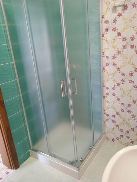 Classic Double Room | Bathroom | Hair dryer, bidet, towels