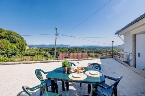 Casa da Leira with Garden, Garage, Barbecue & Mountain Views