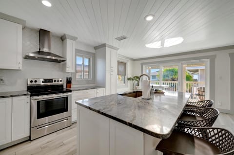 Premier Condo, 2 Bedrooms, Beachside | Private kitchen