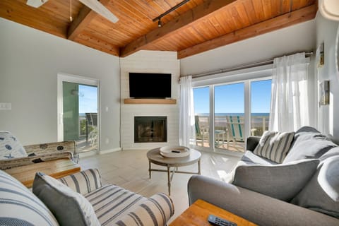 Panoramic Condo, 2 Bedrooms, Beachfront | Living area