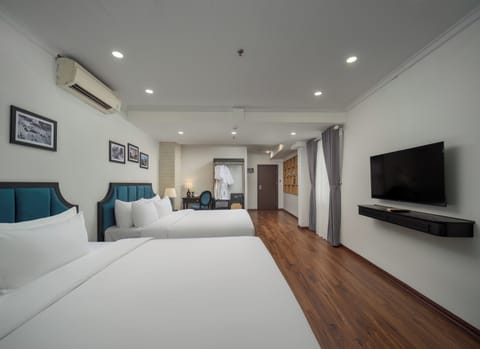 Family Suite City View | Premium bedding, pillowtop beds, minibar, desk
