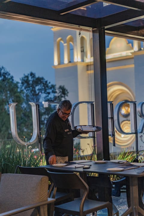 2 restaurants; breakfast, lunch, dinner, and brunch served