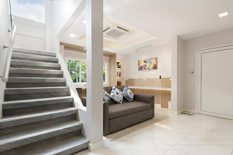 Deluxe Villa, City View | Interior