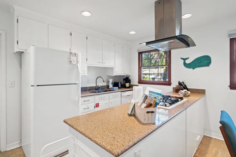 Well-equipped kitchen with a modern feel for all your cooking needs