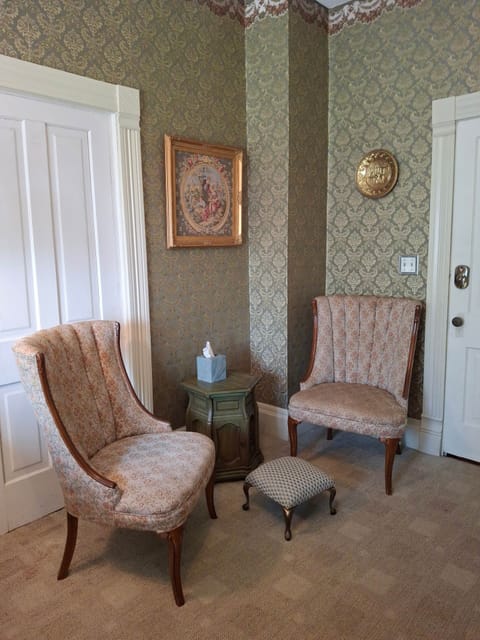 The Tabby Room at The Painted Cat B&B - Just a short walk to Main Street! Bed and Breakfast in Galena