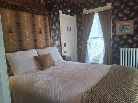 The Calico Room at The Painted Cat B&B - Just a short walk to Main Street! Bed and Breakfast in Galena