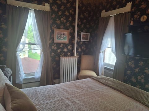 The Calico Room at The Painted Cat B&B - Just a short walk to Main Street! Bed and Breakfast in Galena