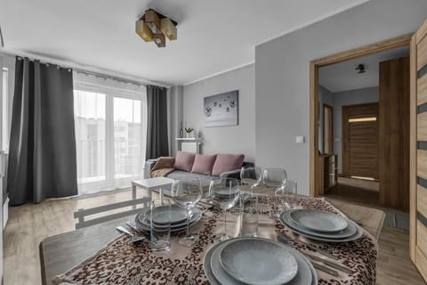 Modern One-Bedroom Apartment with a Dedicated Workspace, Perfect for Couples or Business Stays | Book Now with RENTUJEMY