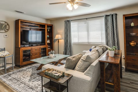 Baton Rouge Vacation Rental | 2BR | 1BA | 1,000 Sq Ft | 1 Small Step Required