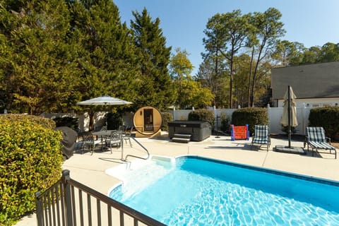 Enjoy the private pool, hot tub, and sauna — your own backyard retreat to relax and unwind ☀️💦