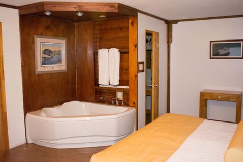 Suite, 1 King Bed with Sofa bed, Ocean View | Jetted tub