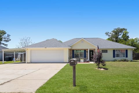 Located on quiet cul de sac, ample parking for 5 vehicles.
