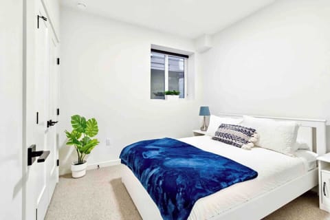 Bedroom 1 - queen bed with hotel grade linens and pillows, big closet. 